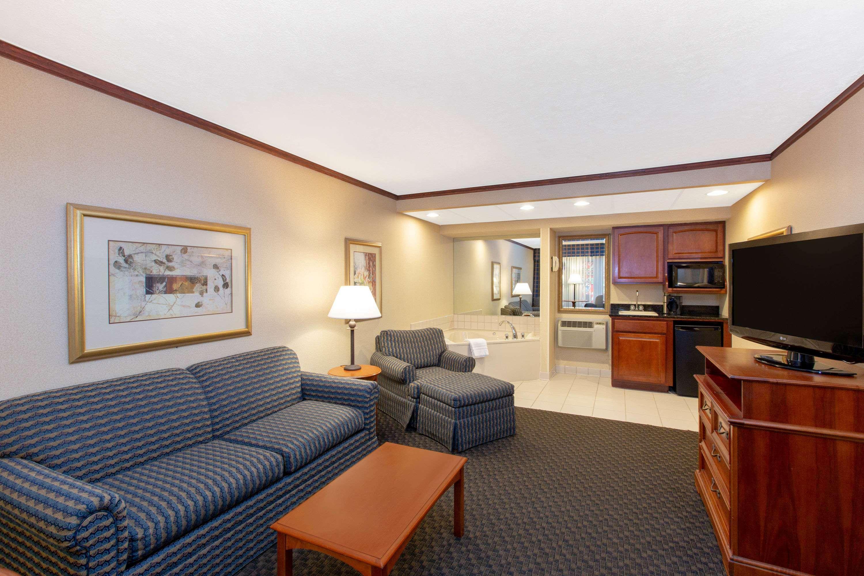 Ramada By Wyndham Midtown Grand Island Hotel Eksteriør billede